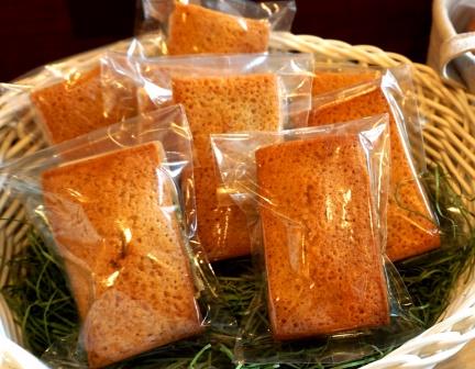 本日はHAPPY WEDNESDAY!!　お得なフィナンシェをコーヒーと一緒にいかがですか？